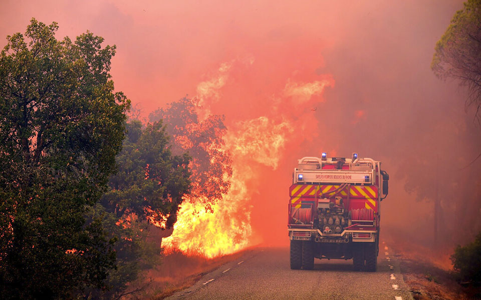 μαίνεται-η-σφοδρή-πυρκαγιά-στην-κυανή-561469786