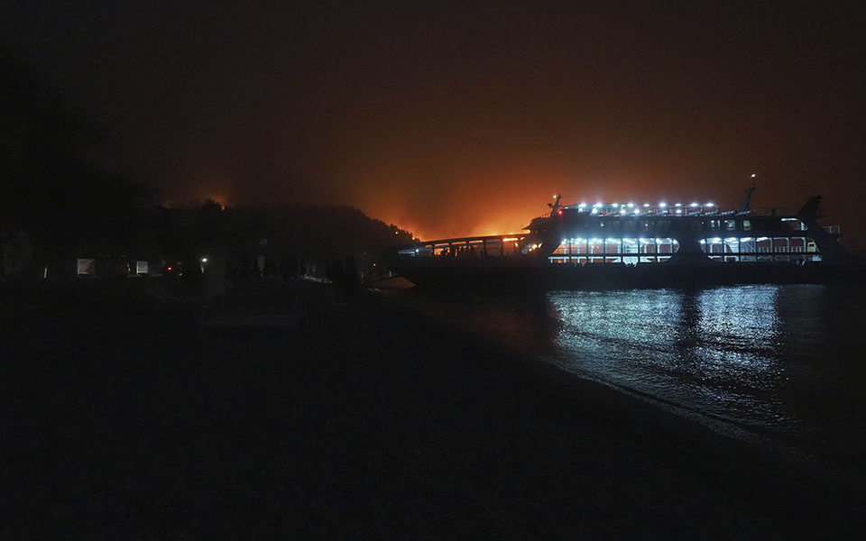 Μάχες χωρίς ανάσα σε Θρακομακεδόνες, Βαρυμπόμπη και Μαλακάσα – Νέο μήνυμα για εκκένωση περιοχών-2