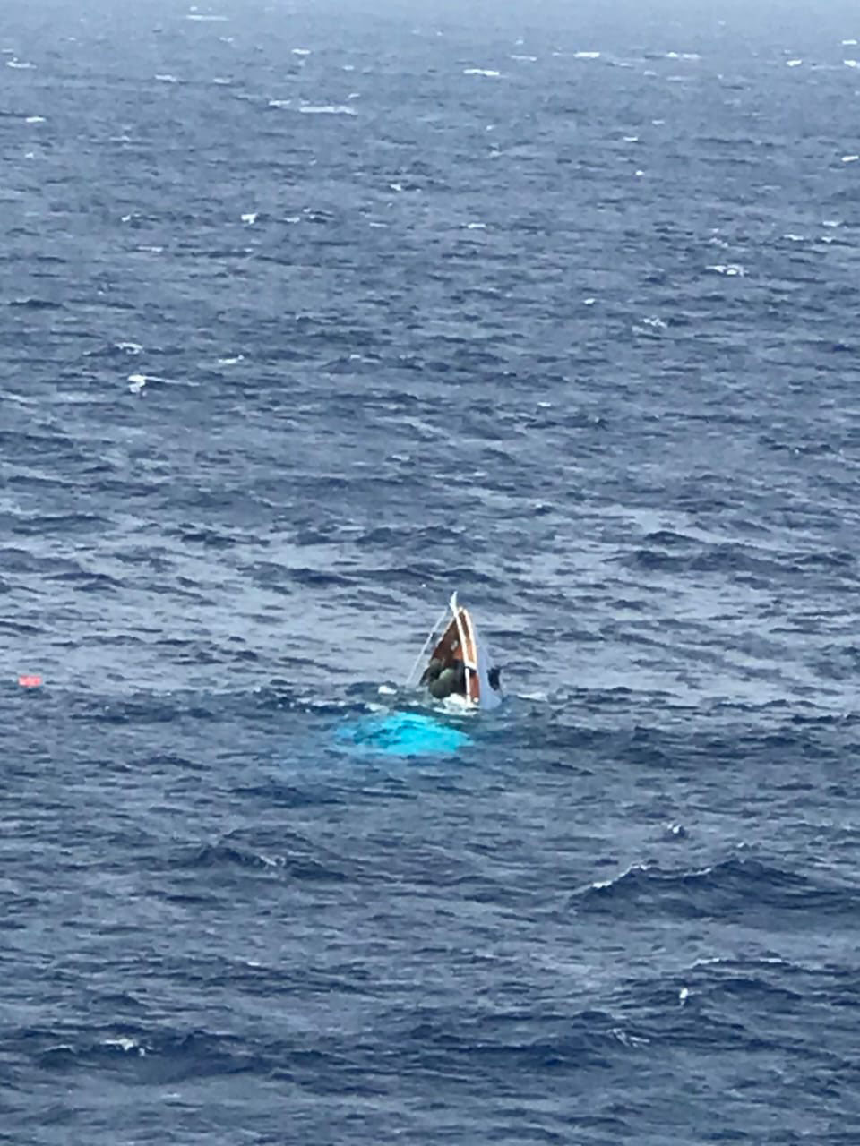 Μήλος – βύθιση θαλαμηγού: Φωτογραφίες και βίντεο από την επιχείρηση διάσωσης-1