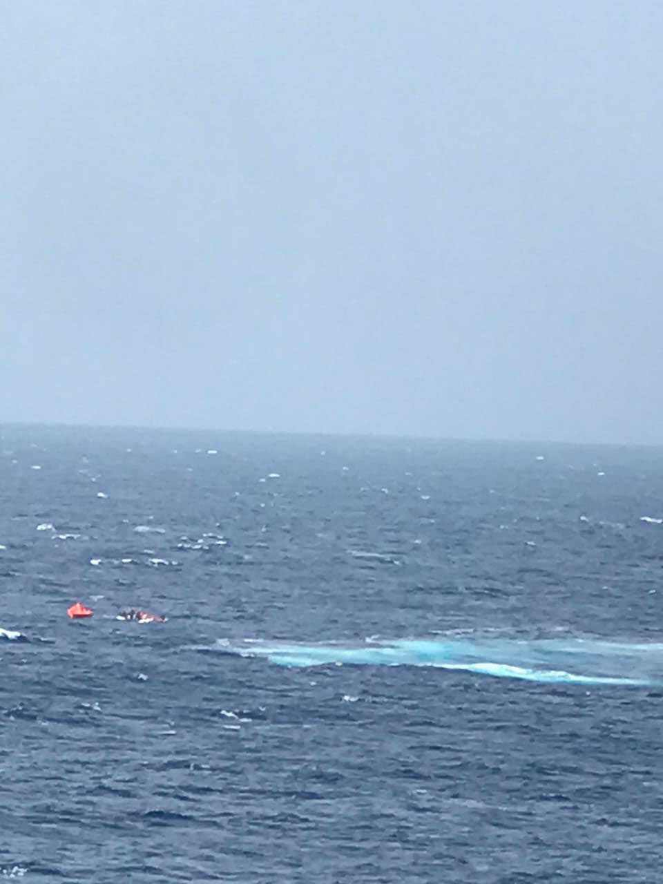 Μήλος – βύθιση θαλαμηγού: Φωτογραφίες και βίντεο από την επιχείρηση διάσωσης-2