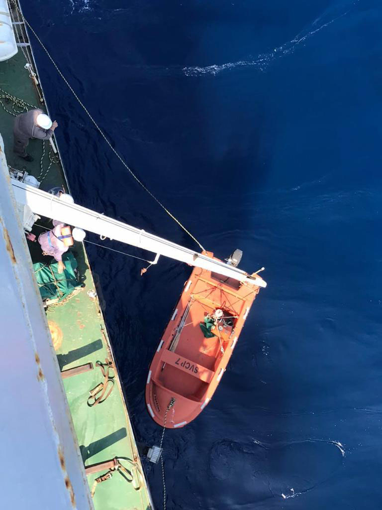 Μήλος – βύθιση θαλαμηγού: Φωτογραφίες και βίντεο από την επιχείρηση διάσωσης-4