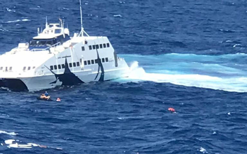 Μήλος – βύθιση θαλαμηγού: Φωτογραφίες και βίντεο από την επιχείρηση διάσωσης-5