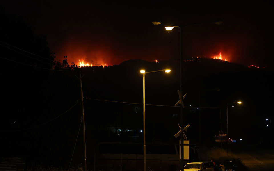 φωτιά-στην-εύβοια-αγωνία-για-τα-χωριά-α-561458686