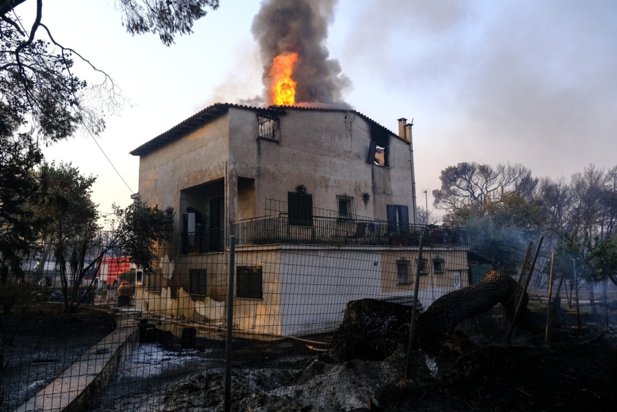 Φωτιά στη Βαρυμπόμπη: Το μέγεθος της καταστροφής σε εικόνες-5