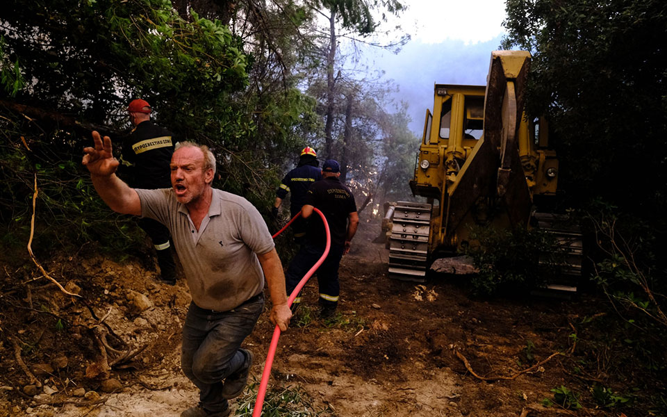 φωτιές-στην-εύβοια-μεγάλη-αναζωπύρωσ-561462424