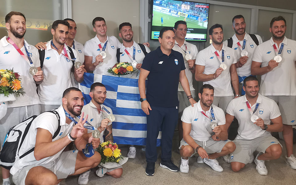 εορταστική-υποδοχή-για-τους-ασημένιο-561463819