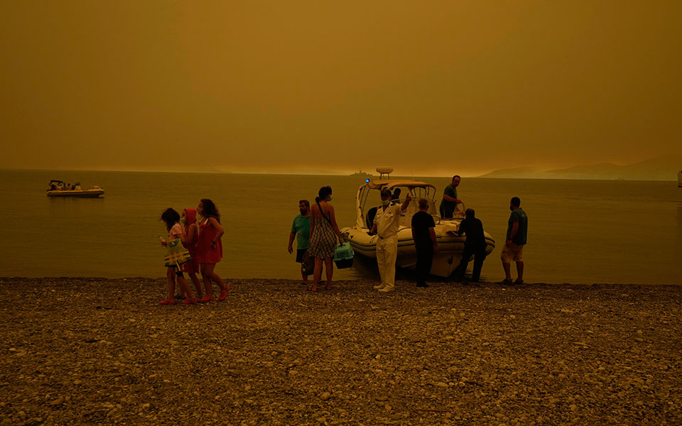 Φωτιά στην Εύβοια: Συγκλονιστικές εικόνες από τα πύρινα μέτωπα-12