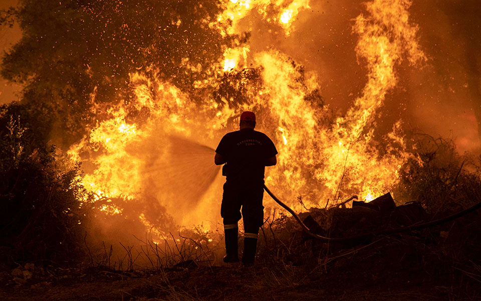 Φωτιά στην Εύβοια: Συγκλονιστικές εικόνες από τα πύρινα μέτωπα-8