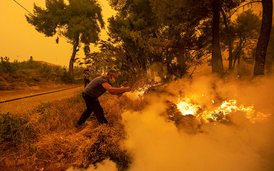 Φωτιά στην Εύβοια: Συγκλονιστικές εικόνες από τα πύρινα μέτωπα-6