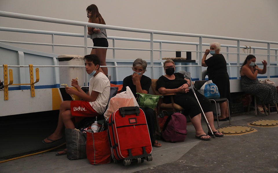 Φωτιά στην Εύβοια: Συγκλονιστικές εικόνες από τα πύρινα μέτωπα-26