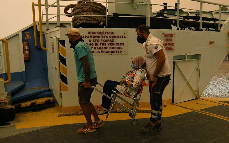 Φωτιά στην Εύβοια: Συγκλονιστικές εικόνες από τα πύρινα μέτωπα-23