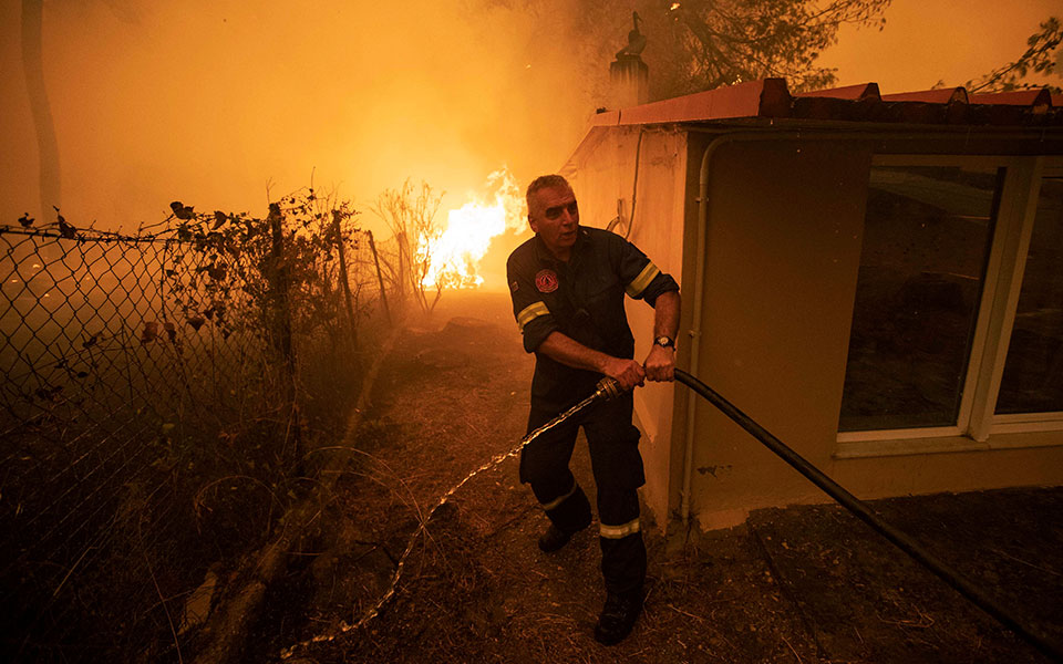 Φωτιά στην Εύβοια: Συγκλονιστικές εικόνες από τα πύρινα μέτωπα-19