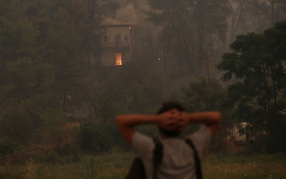 Φωτιά στην Εύβοια: Συγκλονιστικές εικόνες από τα πύρινα μέτωπα-28