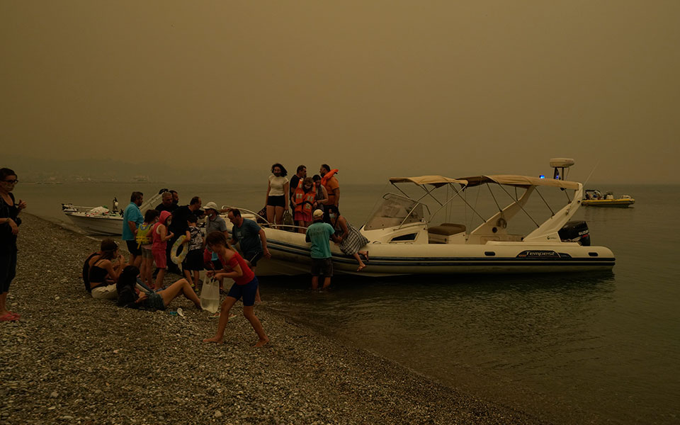 Φωτιά στην Εύβοια: Συγκλονιστικές εικόνες από τα πύρινα μέτωπα-11
