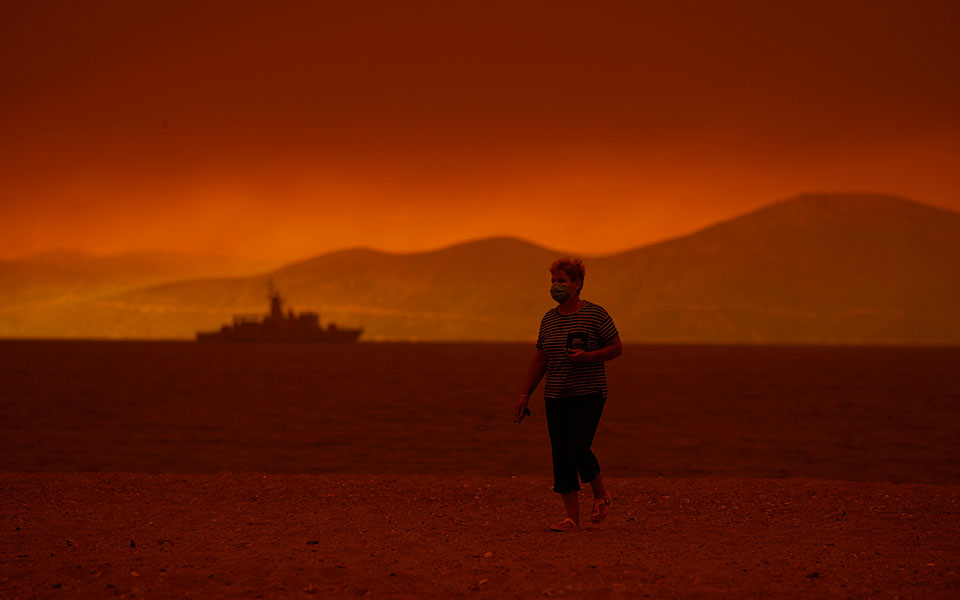 Φωτιά στην Εύβοια: Συγκλονιστικές εικόνες από τα πύρινα μέτωπα-10