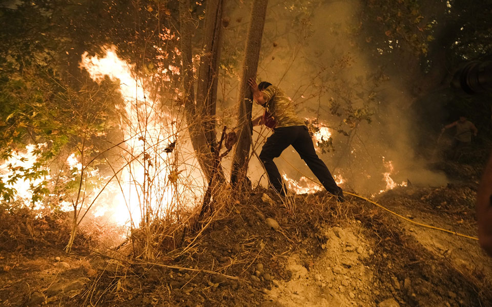 Φωτιά στην Εύβοια: Συγκλονιστικές εικόνες από τα πύρινα μέτωπα-17