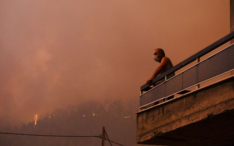 Φωτιά στην Εύβοια: Συγκλονιστικές εικόνες από τα πύρινα μέτωπα-24