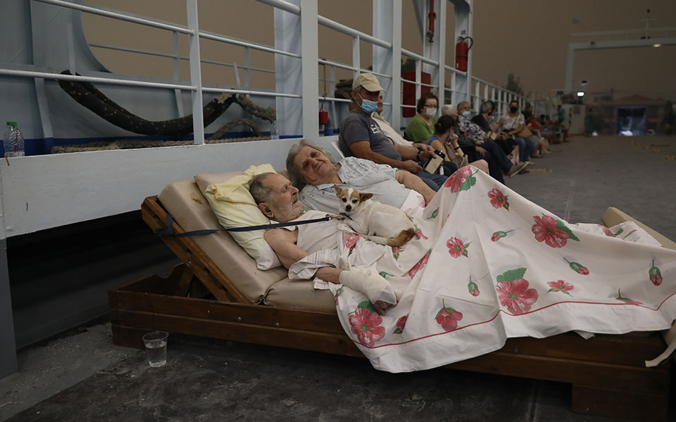 Φωτιά στην Εύβοια: Συγκλονιστικές εικόνες από τα πύρινα μέτωπα-21