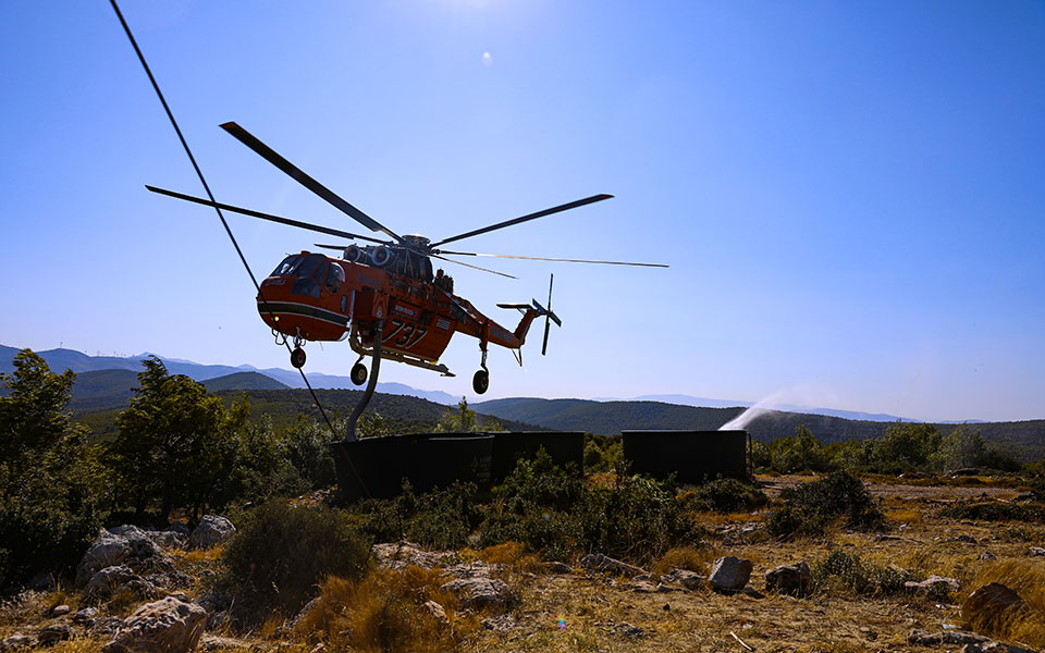 φωτιά-στα-βίλια-βελτιωμένη-η-εικόνα-561468208