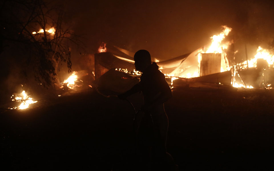 πυρκαγιά-στην-βαρυμπόμπη-μαίνεται-η-μ-561456334