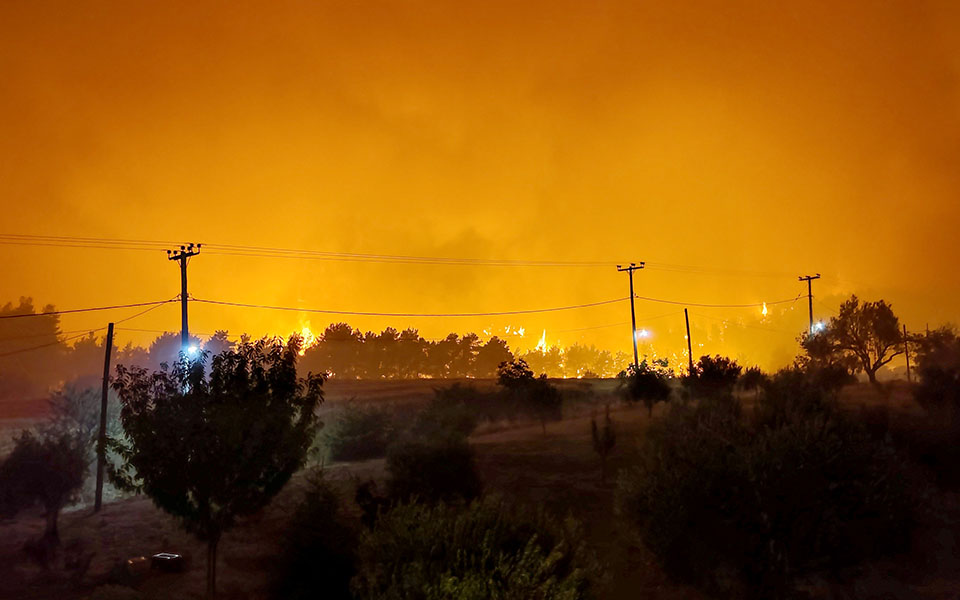 μάχη-με-τις-αναζωπυρώσεις-στη-λίμνη-ευ-561456757