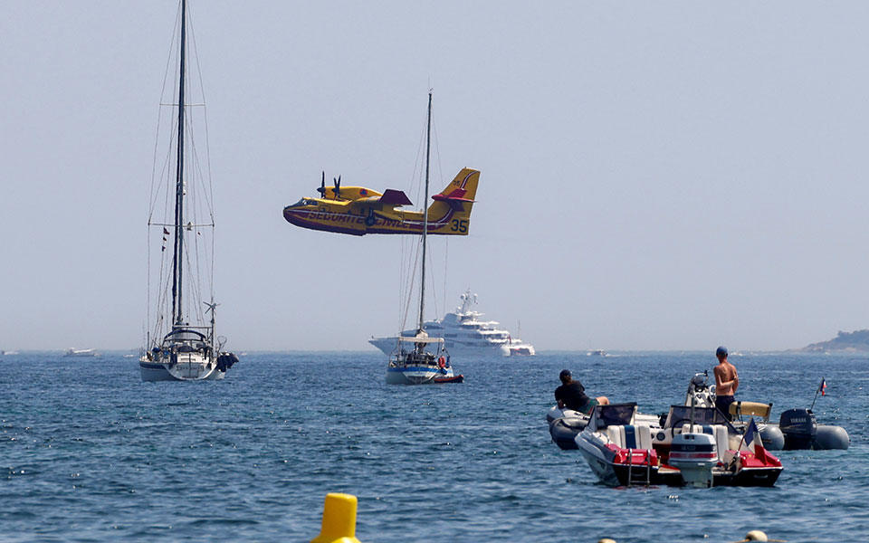φωτιά-στο-σεν-τροπέ-έχει-οριοθετηθεί-α-561470662