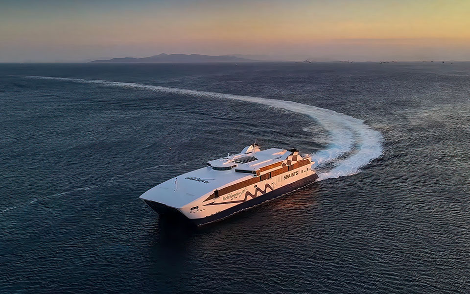 Στις Κυκλάδες με το ταχύπλοο των ρεκόρ-4