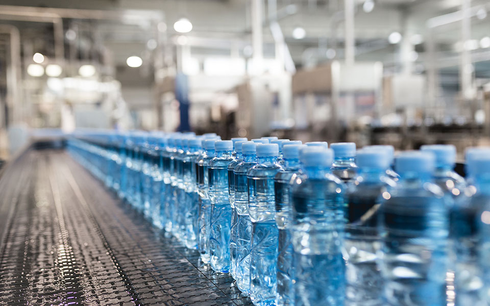 το-περιβαλλοντικό-κόστος-του-εμφιαλω-561459349