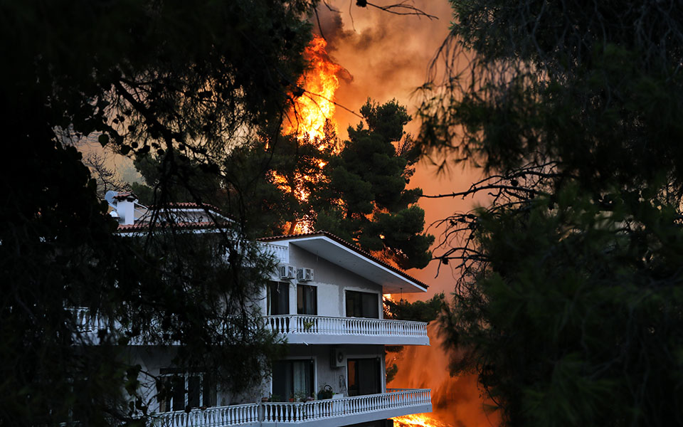 φωτιές-στην-αττική-μάχη-πόρτα-πόρτα-μέ-561460525