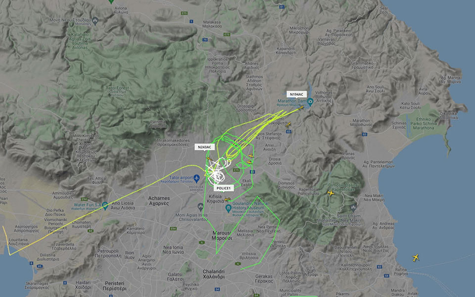 Φωτιά στη Βαρυμπόμπη: Επιχειρούν 104 πυροσβέστες με 35 οχήματα, πέντε αεροσκάφη και τέσσερα ελικόπτερα-1