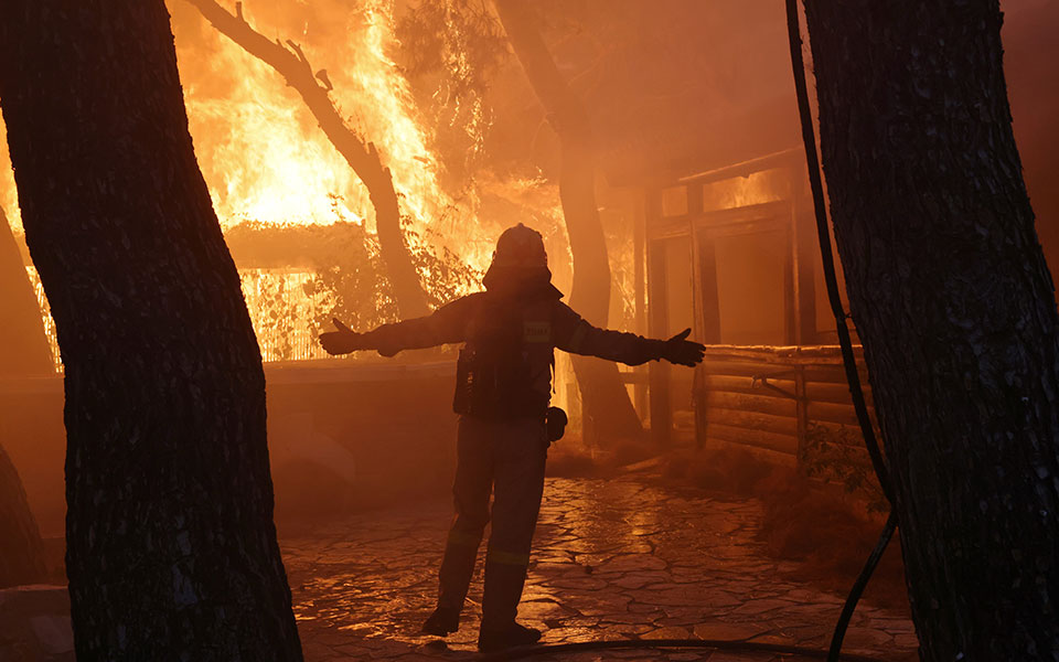 Πύρινος εφιάλτης: Ολονύχτια μάχη με τις φλόγες στην Βαρυμπόμπη-7