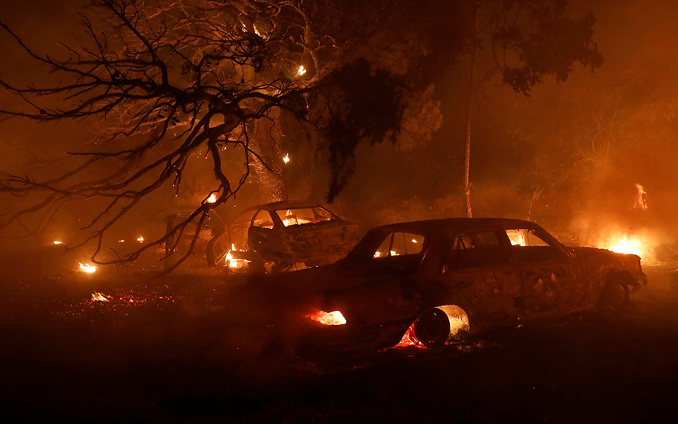 Πύρινος εφιάλτης: Ολονύχτια μάχη με τις φλόγες στην Βαρυμπόμπη-8