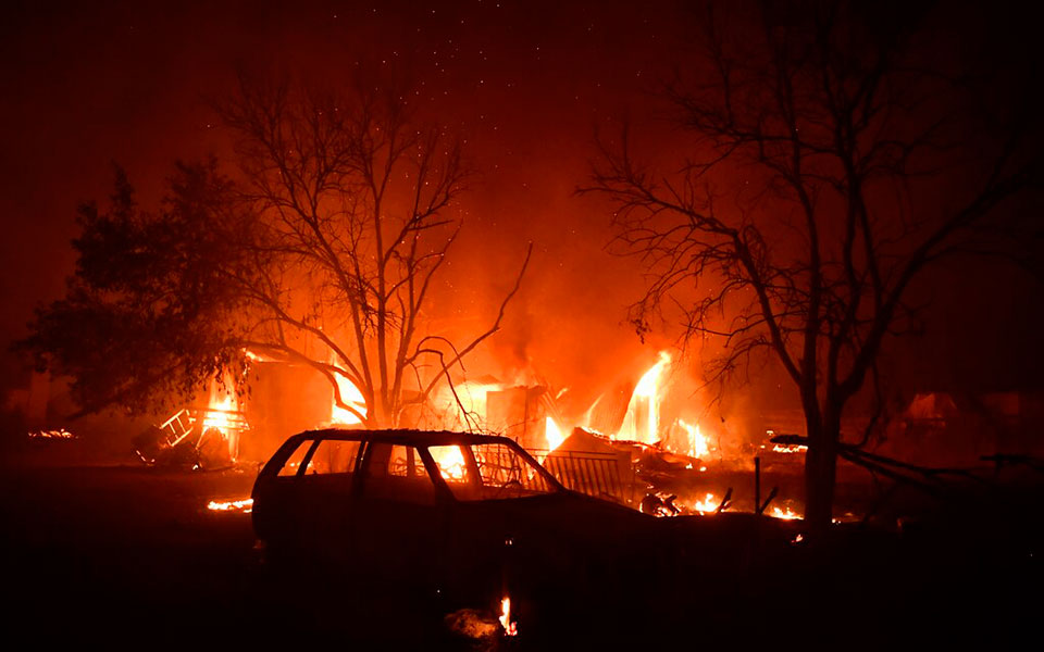 πενήντα-μηχανικοί-πραγματοποιούν-αυ-561458215