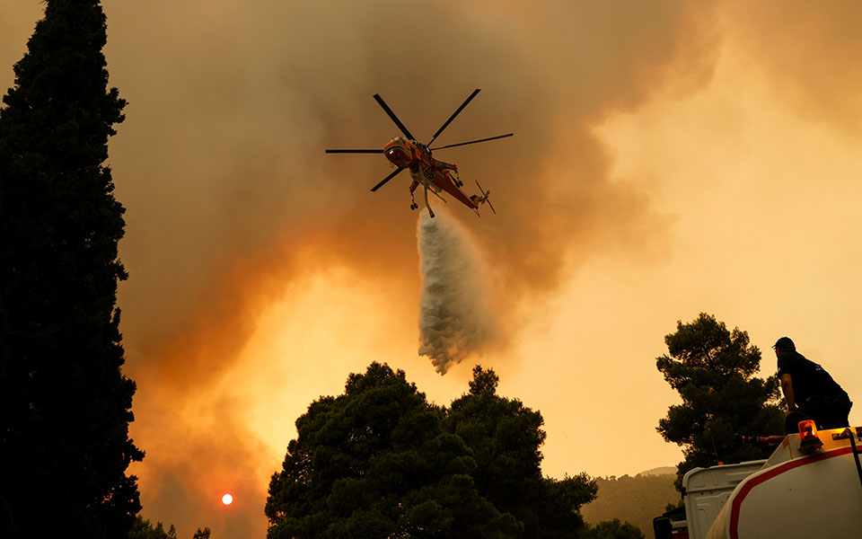 σε-πλήρη-εξέλιξη-η-πυρκαγιά-στα-βίλια-561469726