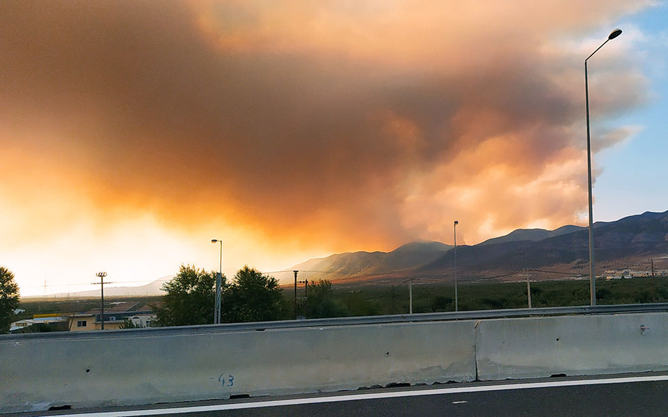 φωτιά-στα-βίλια-κρίσιμες-ώρες-εκκεν-561467785