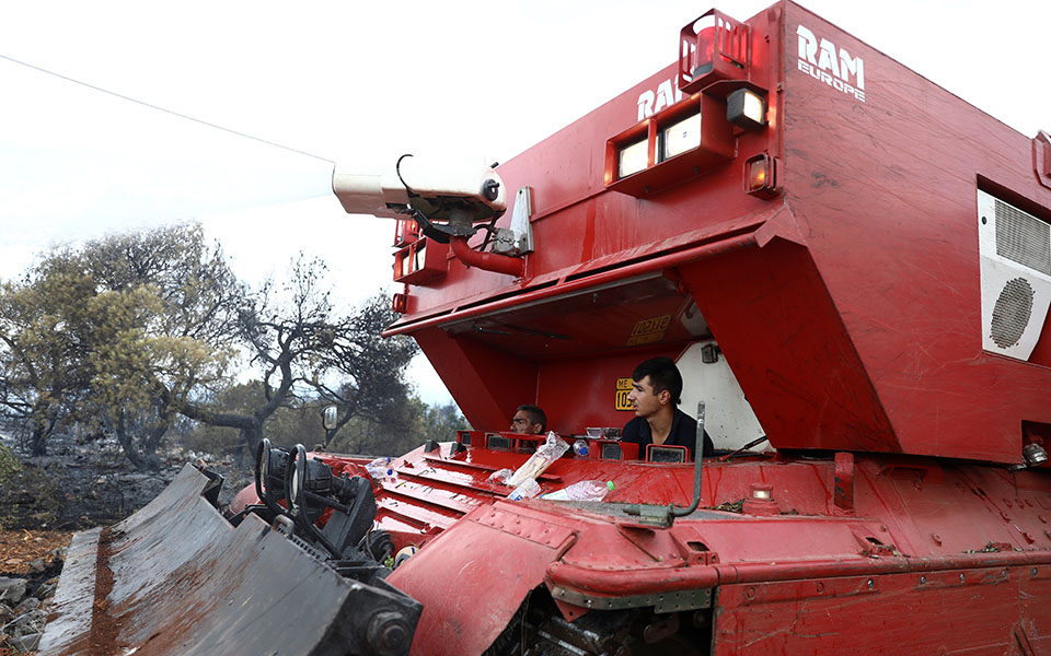 φωτιά-στα-βίλια-βελτιωμένη-η-εικόνα-561470659