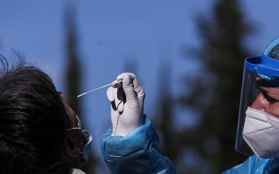 κορωνοϊός-κρούσματα-με-ήπια-συμπτώμα-561476887