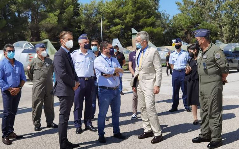 ο-ν-χαρδαλιάς-κοντά-στους-πιλότους-των-561474160