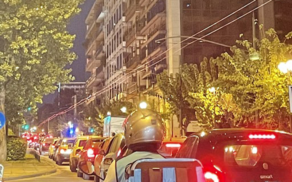 κίνηση-στους-δρόμους-στο-κόκκινο-το-561503203