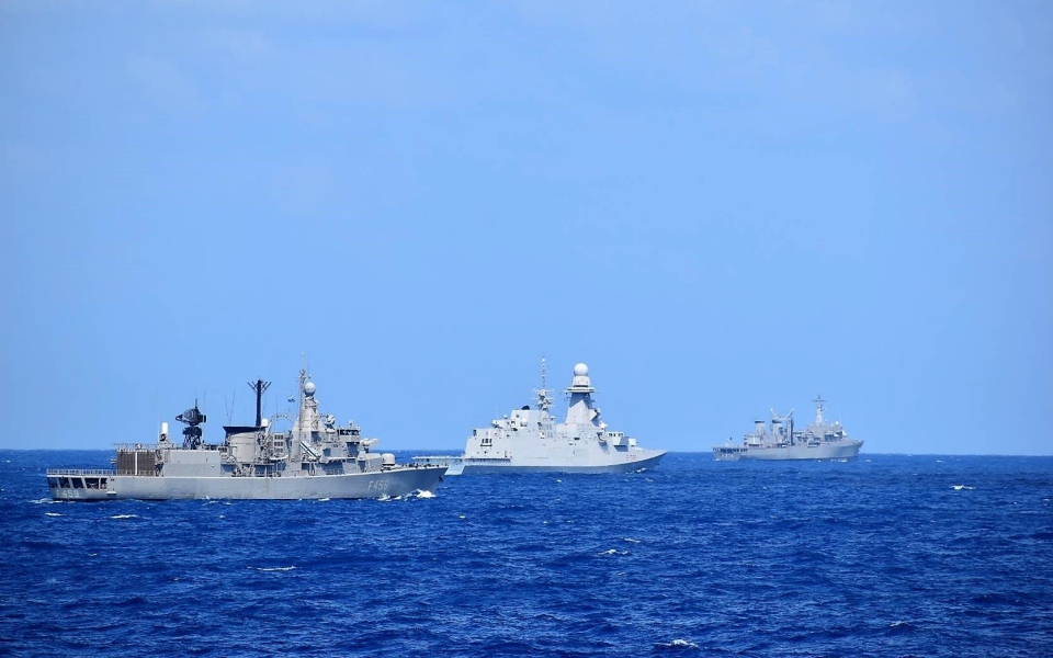 πολεμικό-ναυτικό-εντυπωσιακές-εικόν-561496660