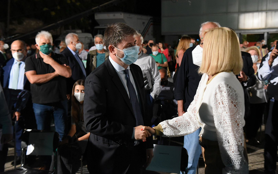 κιναλ-πρώτα-πυρά-μεταξύ-γεννηματά-και-561518479