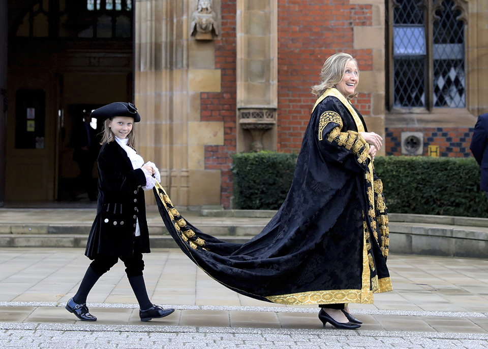 μοναδική-βασίλισσα-561511864