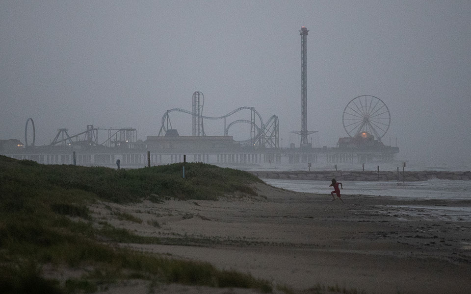 ηπα-ενισχύθηκε-σε-τυφώνα-η-τροπική-κατ-561497563