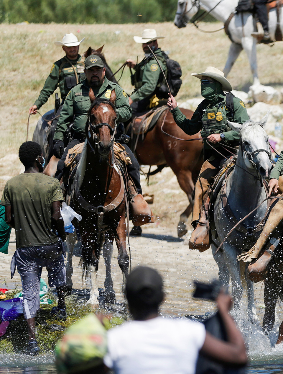 ΗΠΑ: Έφιπποι συνοριοφύλακες κυνηγούν με μαστίγια μετανάστες (εικόνες)-3