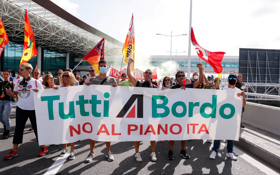 Ιταλία: Ένταση μεταξύ αστυνομικών και εργαζομένων στην Αlitalia (φωτογραφίες)-2