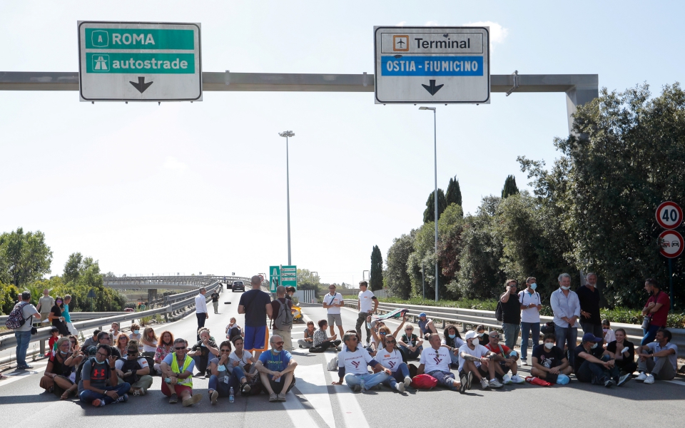 Ιταλία: Ένταση μεταξύ αστυνομικών και εργαζομένων στην Αlitalia (φωτογραφίες)-1