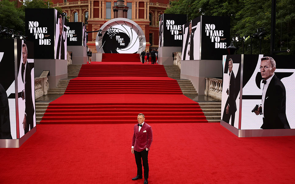 ο-τζέιμς-μποντ-επέστρεψε-παγκόσμια-561516835