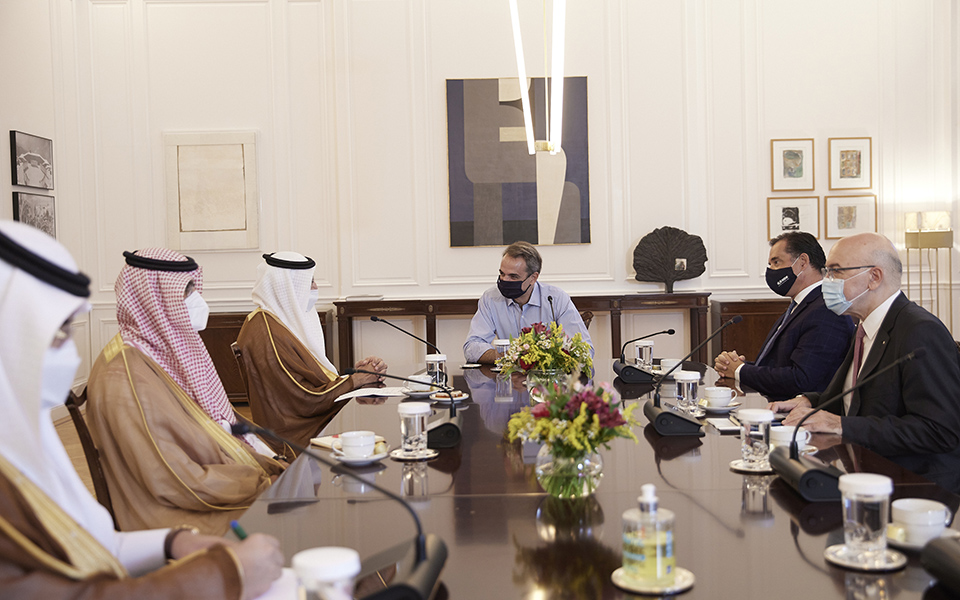 Συνάντηση Μητσοτάκη στο Μαξίμου με τον υπουργό Επενδύσεων της Σαουδικής Αραβίας-1