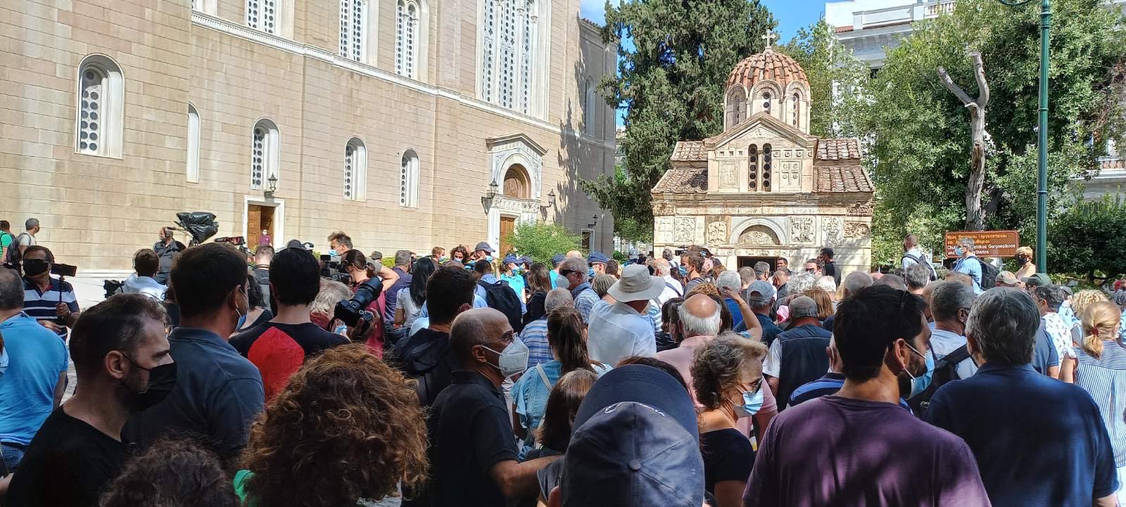 Μίκης Θεοδωράκης: Πλήθος κόσμου στη Μητρόπολη για το λαϊκό προσκύνημα (φωτογραφίες)-9