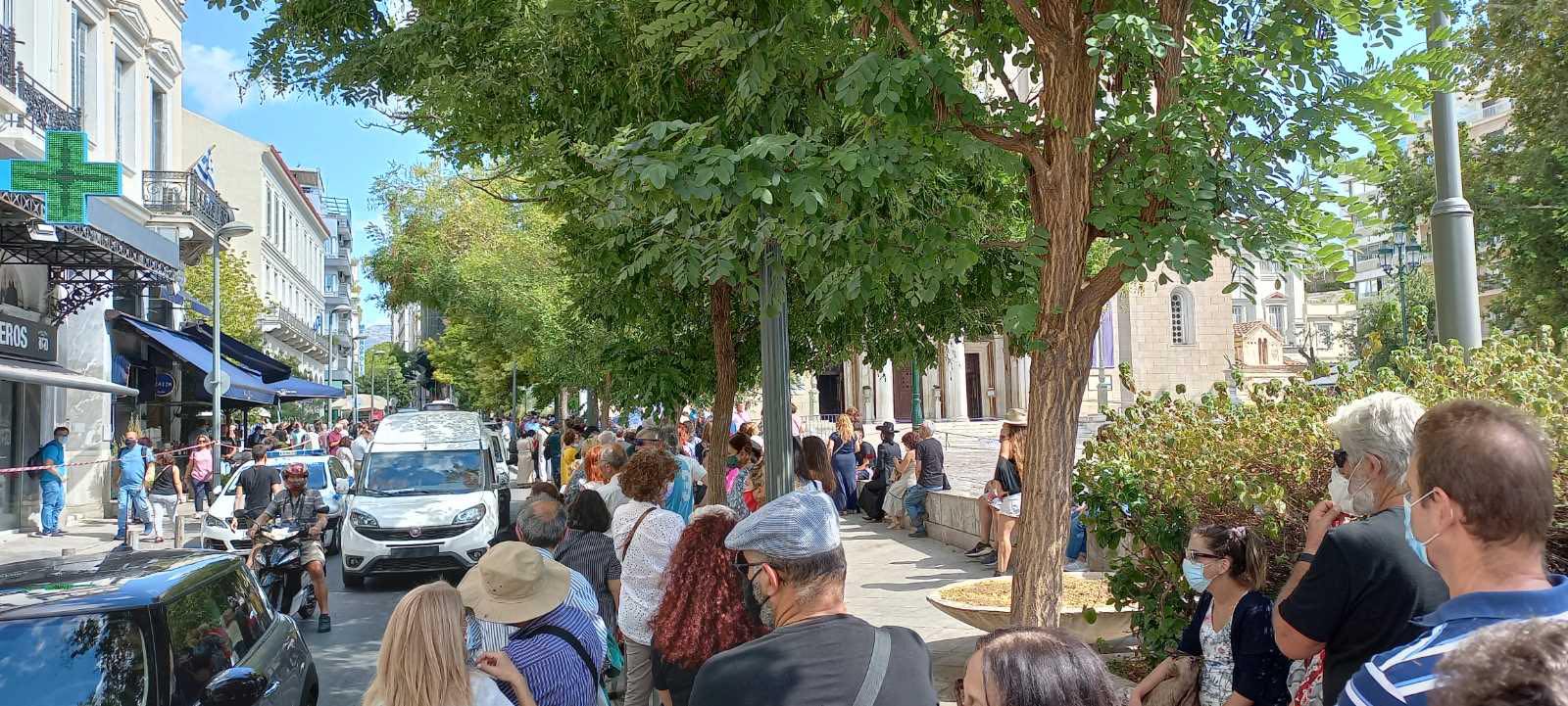 Μίκης Θεοδωράκης: Πλήθος κόσμου στη Μητρόπολη για το λαϊκό προσκύνημα (φωτογραφίες)-5